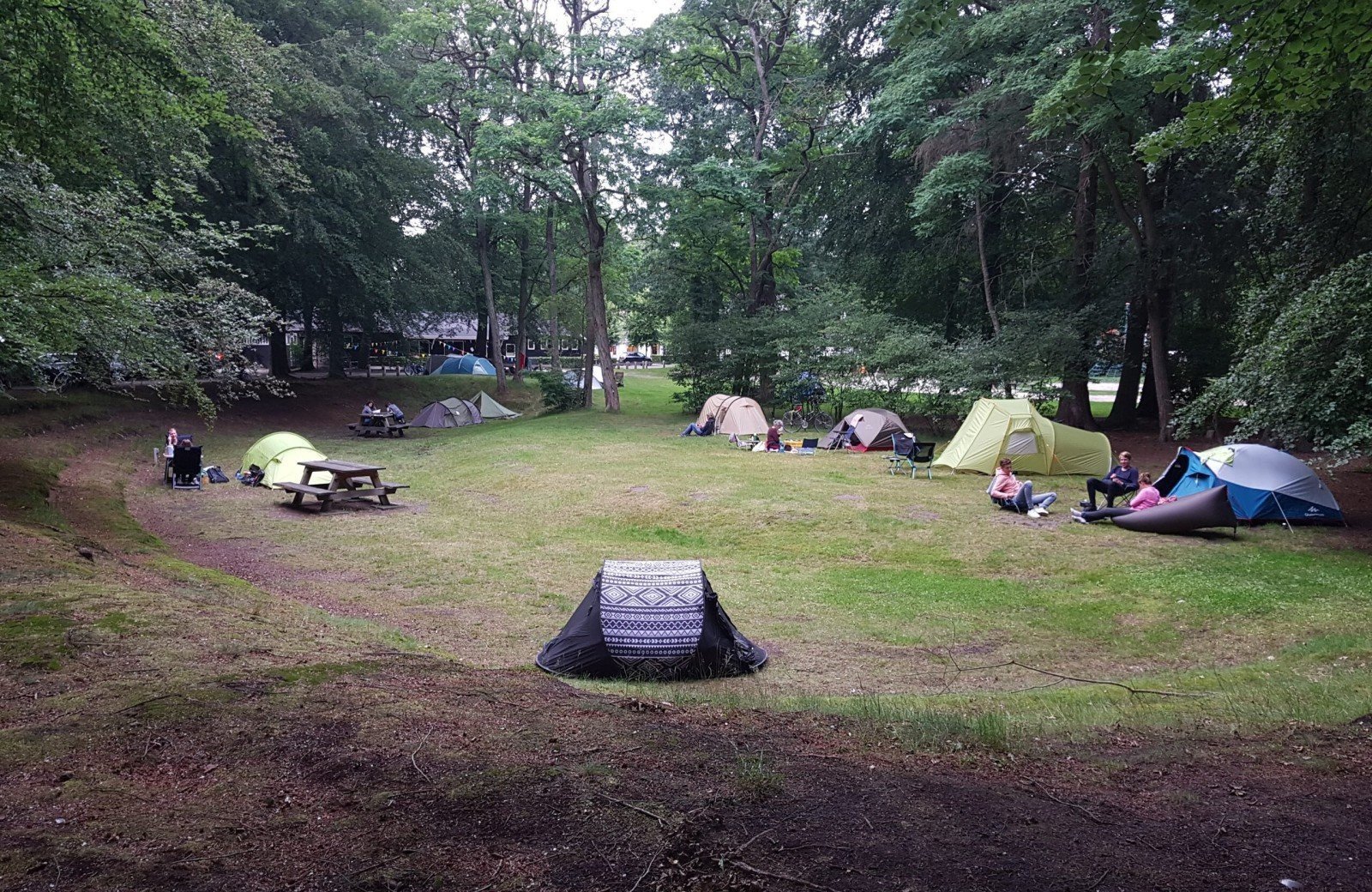 kamperen in de natuur op een trekkersveldje